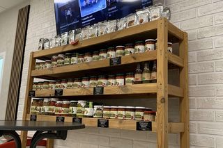 Restauracja Rozi znajduje się przy ul. Stanisława Skarżyńskiego 7B