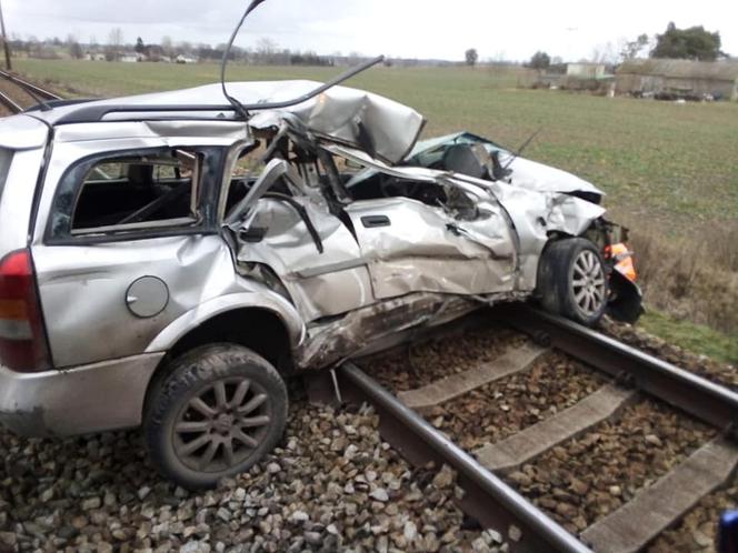 Koszmarny wypadek na przejeździe kolejowym pod Poddębicami