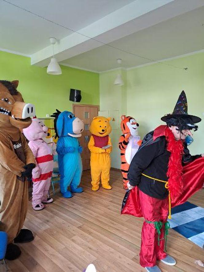 W strojach z Kubusia Puchatka odwiedzają najmłodszych! 