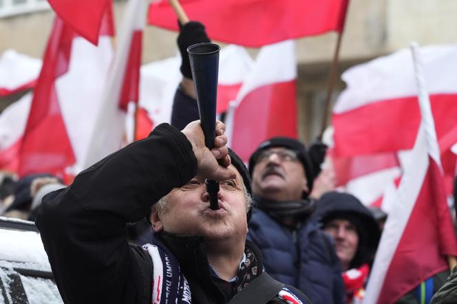 Tłumy rozpoczęły protest pod Sejmem! Uczestnicy solidarni z Mariuszem Kamińskim i Maciejem Wąsikiem