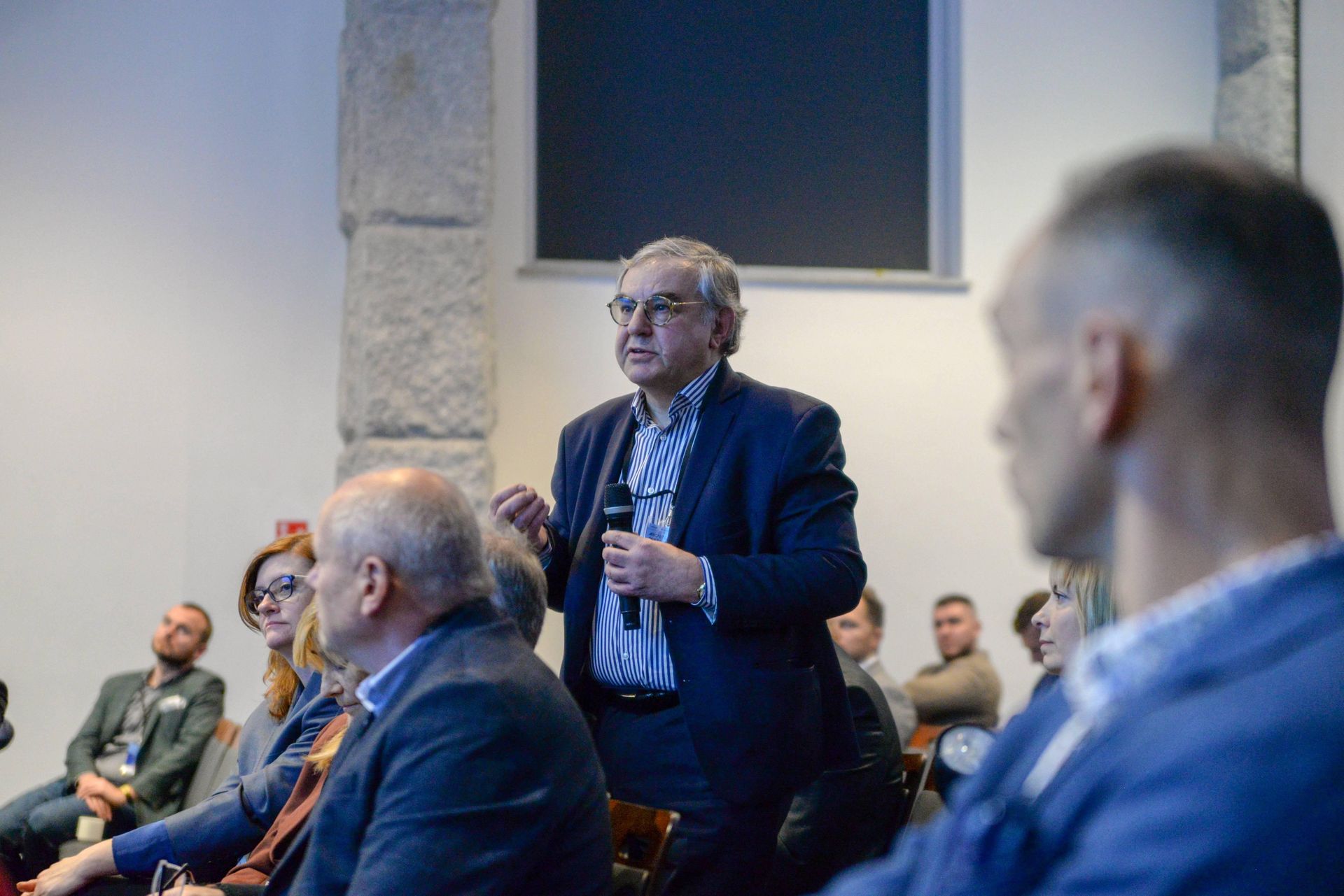 Janusz Sepioł podczas dyskusji w pierszym panelu