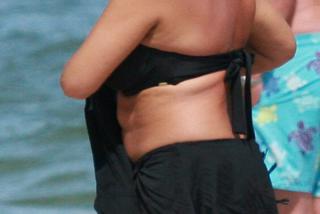 Anna Korcz na plaży na Bałtykiem