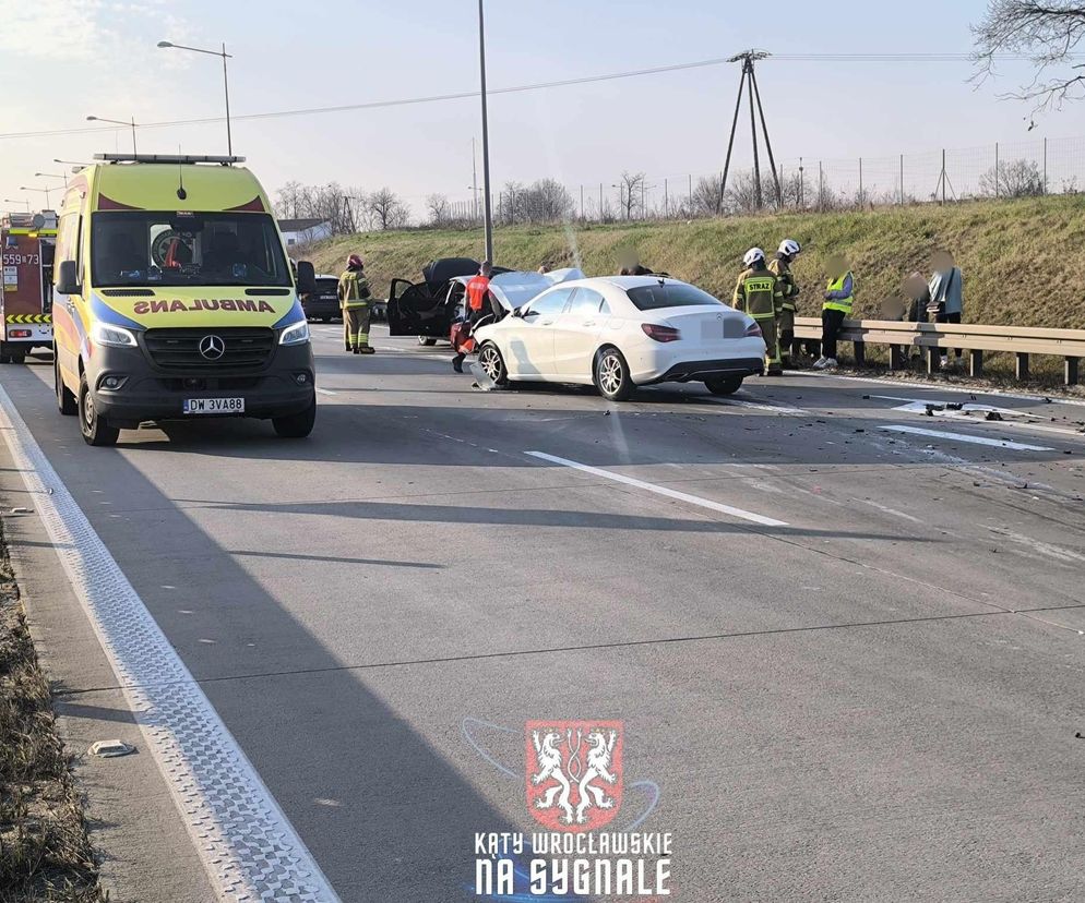 Wypadek na autostradzie A4 pod Wrocławiem. Na miejscu śmigłowiec LPR