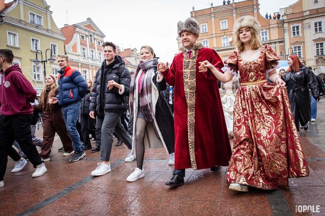 Maturzyści tańczą poloneza na Rynku w Opolu