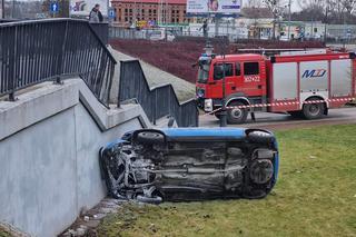 Przebił barierki i spadł ze schodów