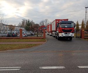 Ćwiczenia służb w Bieszczadach. Ciężkie pojazdy na drogach i widoczny dym 