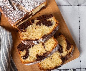 W 2 kolorach i 2 smakach. Tę pyszną babkę zrobisz w 10 minut 