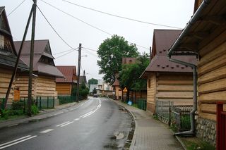 To jedna z najpiękniejszych wsi w Małopolsce. Jej ozdobą są góralskie chałupy