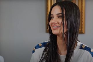 Sila ucieka Alperowi i przyłapuje Kuzeya w łóżku z Bahar. 