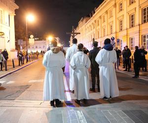 Tłumy wiernych przeszły przez stolicę. Centralną Drogę Krzyżową poprowadził kardynał Nycz