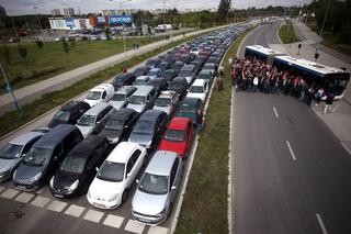 To zdjęcie daje do myślenia. Samochody kontra autobus w Krakowie
