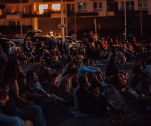 Tłumy ludzi i świetna atmosfera. Wystartowało plenerowe Kino Letnie w Centrum Historii Zajezdnia [GALERIA]