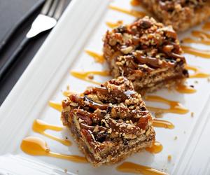 Batoniki z orzechami pekan. Prosty przepis na orzechowy przysmak z piekarnika