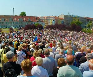 Manifestacja 4 czerwca na placu Solidarności w Szczecinie