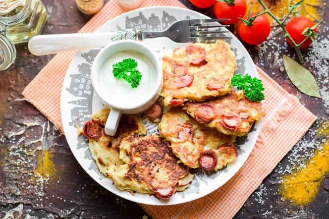 Łatwiutkie placuszki z parówkami lub kiełbaskami - super pomysł na ciepłe śniadanie lub lunch