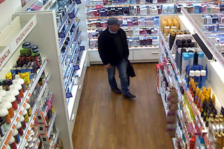 Katowice: Starszy mężczyzna jest podejrzany o kradzież perfum. Rozpoznajesz go? [ZDJĘCIA]
