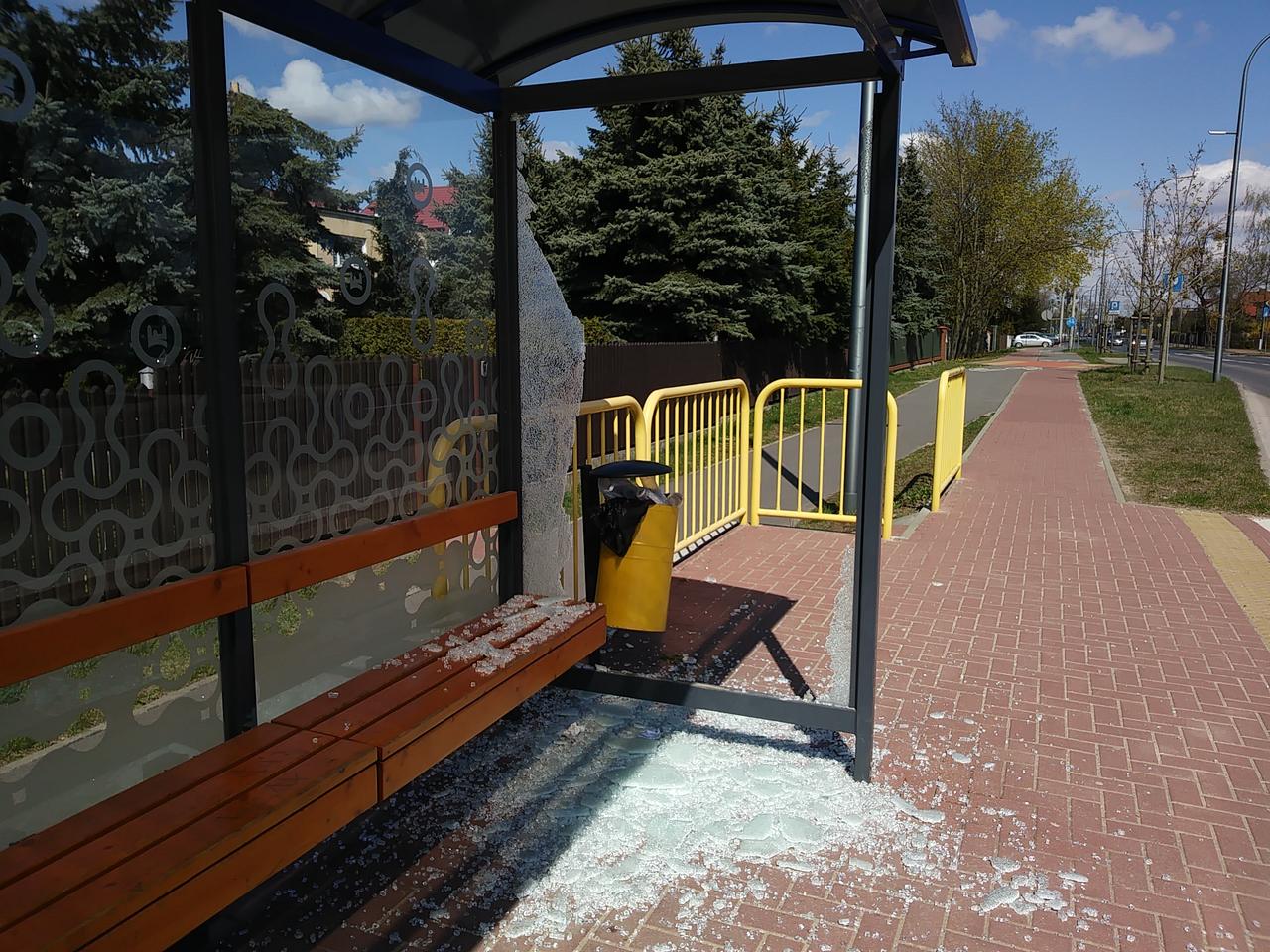 Wandale niszczą przystanki Komunikacji Miejskiej