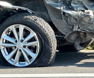 Zderzenie trzech aut, jedno dachowało