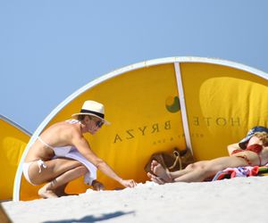 Jan Englert z żoną i ćorką w Juracie