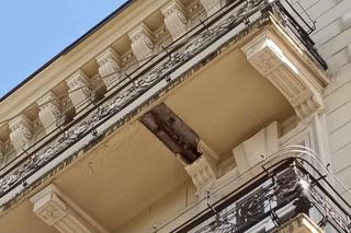 Fragment gzymsu odpadł od kamienicy w centrum Krakowa