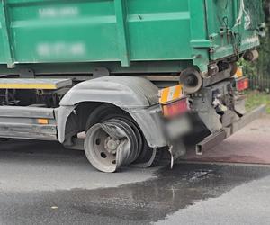 Huknął w śmieciarkę aż urwało koło. Taksówka rozbita, co tam się stało?