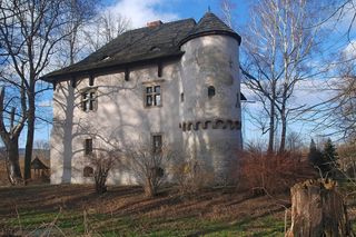 To jeden z najstarszych dworów obronnych w Małopolsce. Wzniesiono go w sławnej wsi