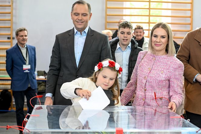 Karol Nawrocki z rodziną. Jego córka skradła show na wieczorze wyborczym