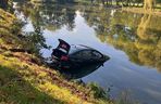 Sokołów Podlaski: 20-letni kierowca spowodował kolizję i wjechał do stawu