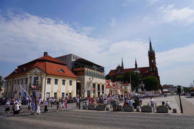 Boże Ciało 2024. Tłumy wiernych przeszły w procesji ulicami Białegostoku