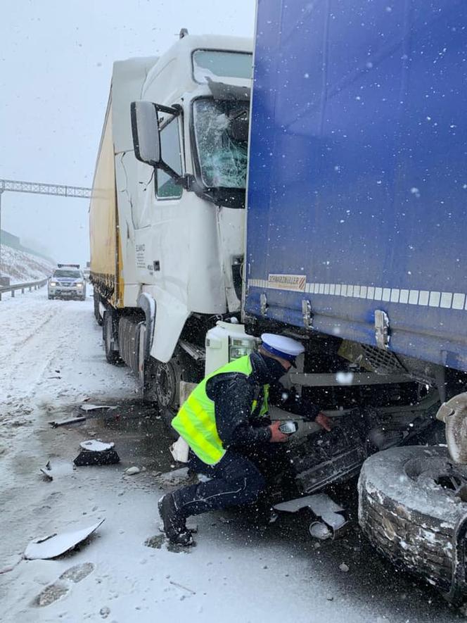 Duże utrudnienia na A2! Zderzyły się CZTERY ciężarówki