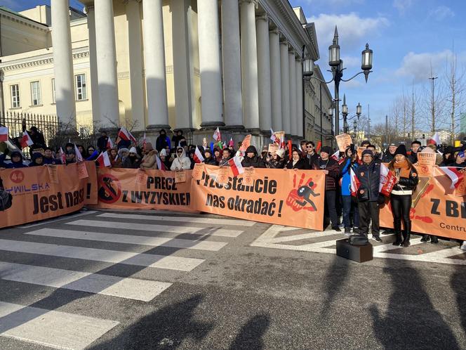 Kupcy z Marywilskiej 44 protestują pod Ratuszem. Walczą z podwyżką czynszu w centrum handlowym