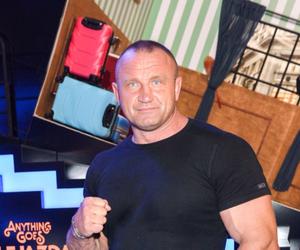Mariusz Pudzianowski złapał za kosiarkę i rozpalił zmysły fanek. Od jego klaty ciężko oderwać wzrok!