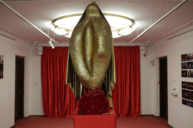 „Wilgotna Pani” stanęła w Teatrze Dramatycznym w Warszawie. Złota rzeźba ma zmienić myślenie o waginie