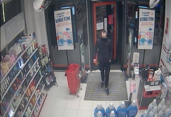 Okradli drogerię w Dobrzejewicach koło Torunia. Rozpoznajesz ich?