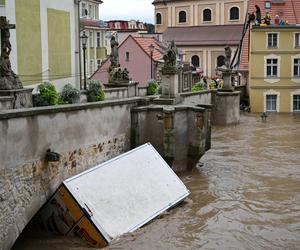 Dynamiczna sytuacja powodziowa. Rzeka Nysa Kłodzka zalała Kłodzko, 15 bm