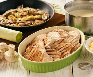 Schab w sosie czosnkowo-serowym - przepis 