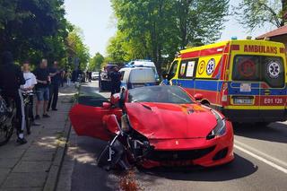Ferrari za kilkaset tysięcy euro rozbite na ulicach Piotrkowa! Jego właściciel może być wściekły, ale nie na siebie [ZDJĘCIA]