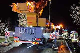 Cysterna z paliwem uderzyła w barierę energochłonną. Droga była zablokowana przez kilka godzin