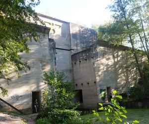 Monumentalna śluza Leśniewo z symbolami III Rzeszy ukryta w mazurskim lesie. Jest owiana tajemnicą [ZDJĘCIA]