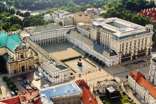 W takich wnętrzach mieszka Andrzej Duda. Ogromne żyrandole i złote meble [ZDJĘCIA]