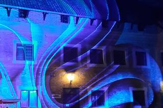 Magiczne iluminacje rozświetliły gotyckie zamczysko. Można poczuć się tu jak w bajce Disneya! [ZDJĘCIA]