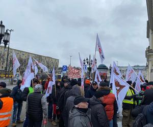 Warszawa: pracownicy MPO protestowali przed ratuszem