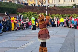 Parada Św. Mikołaja w Rzeszowie. Tłumy dzieci na spotkaniu ze Świętym na Rynku