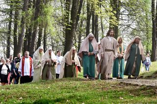 Ponad stu aktorów odtworzyło wydarzenia sprzed 2000 lat. Tak wyglądało Misterium Męki Pańskiej w Piekarach Śląskich. 