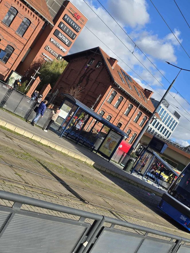 Samochód dachował, a potem uderzył w przystanek! Koszmarny wypadek w Bydgoszczy