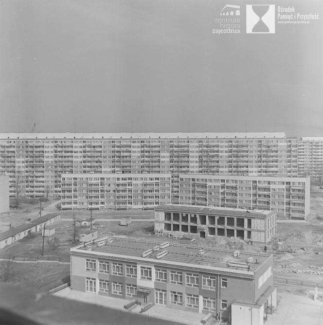 Popowice - na pierwszym planie przedszkole nr 104 przy ul. Niedźwiedziej, ok. 1975 r.
