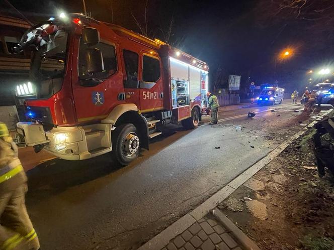 Młody kierowca wypadł z jezdni i huknął w drzewo. Szalał po Zakopanem w środku nocy