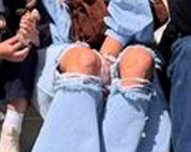 Rozenek w podartych spodniach na marszu