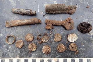 Trzy ciała w mogile pod domem