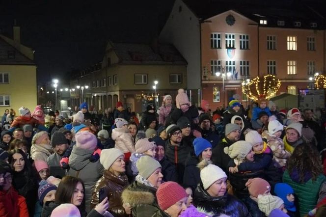 Tłumy na żorskim rynku. Miasto oficjalnie rozpoczęło sezon świąteczny. Rozświetlenie choinki i wizyta Mikołaja ZDJĘCIA